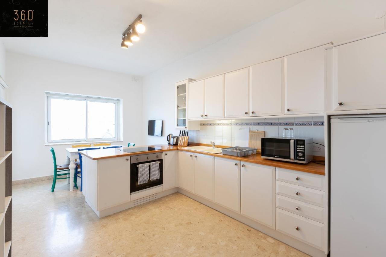 Apartment Breathtaking Seafront 3bd W/ Balcony, Coast By 360 Estates *