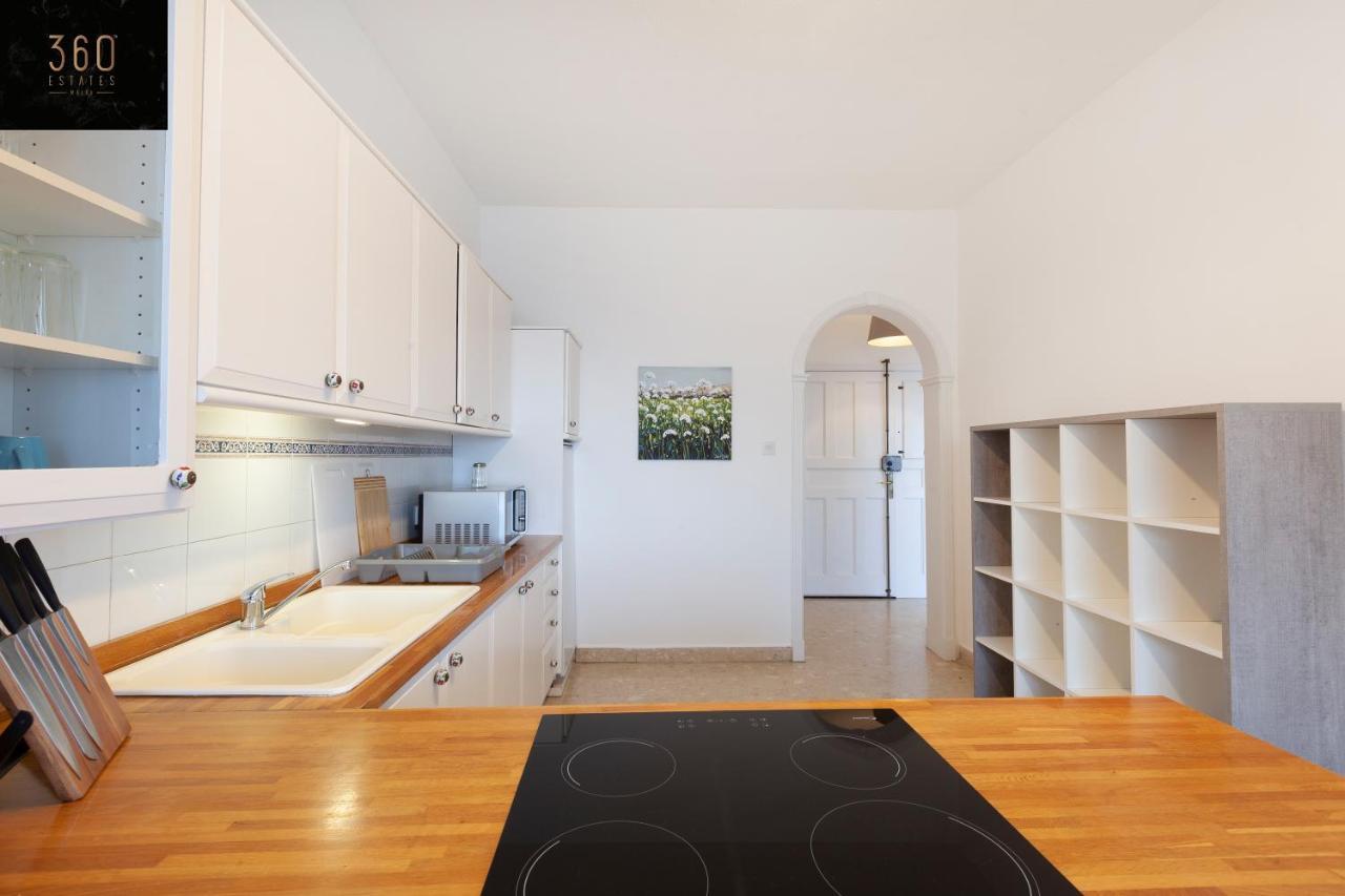 Apartment Breathtaking Seafront 3bd W/ Balcony, Coast By 360 Estates *