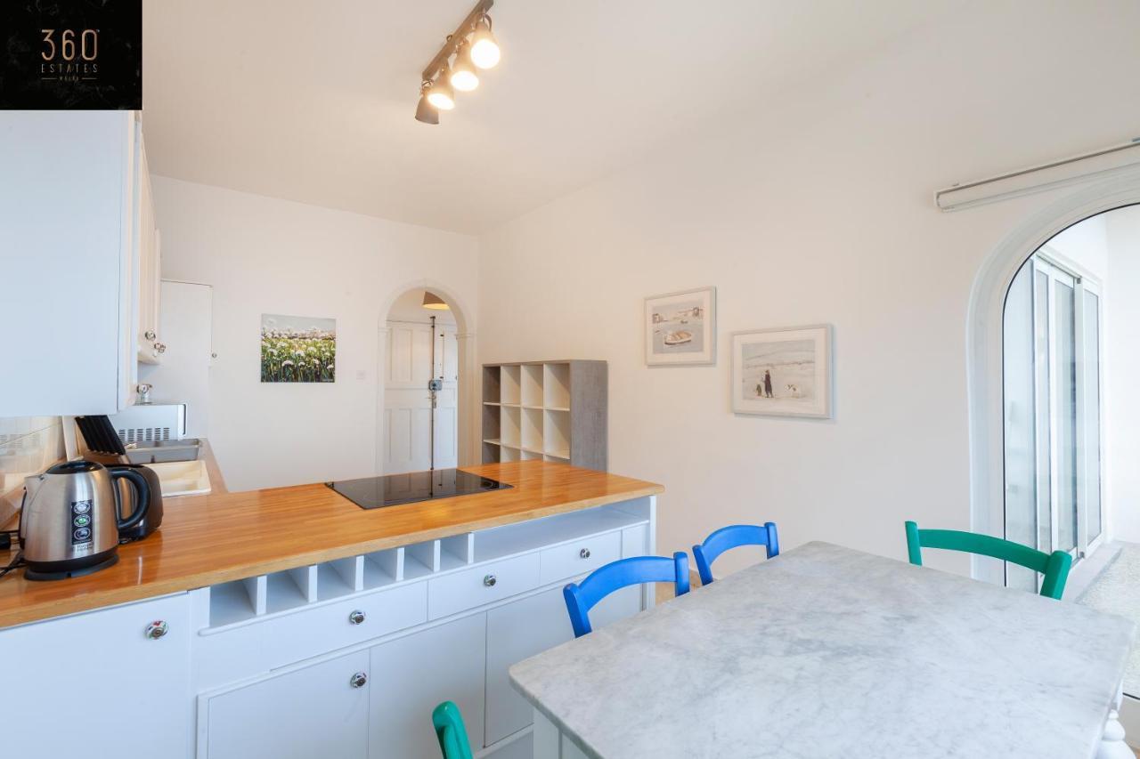 Apartment Breathtaking Seafront 3bd W/ Balcony, Coast By 360 Estates *